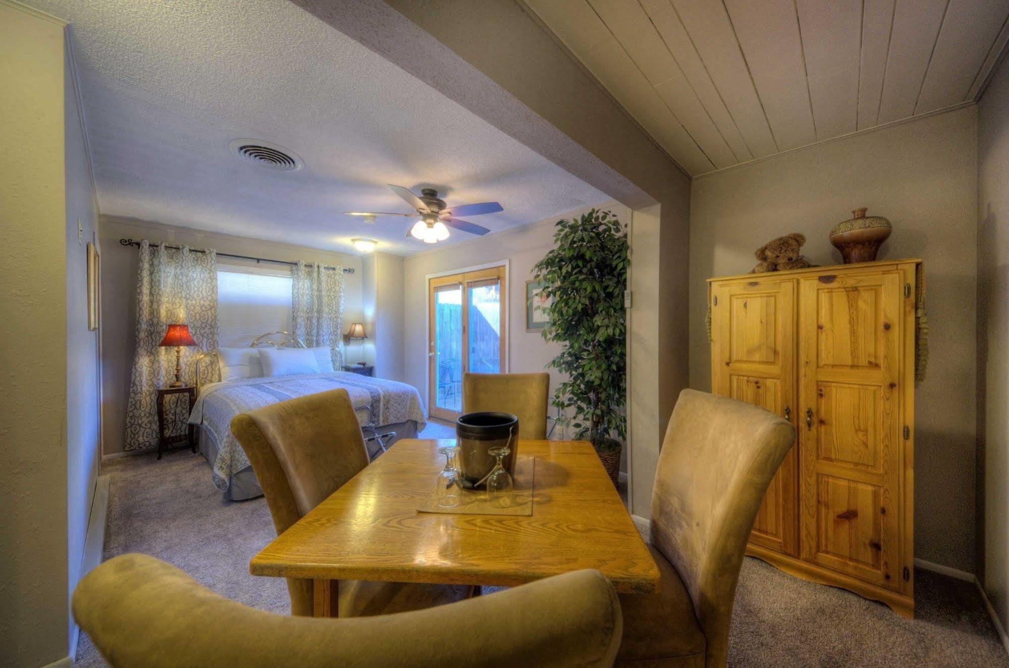 Black Forest Inn Bed & Breakfast Rapid City Bagian luar foto